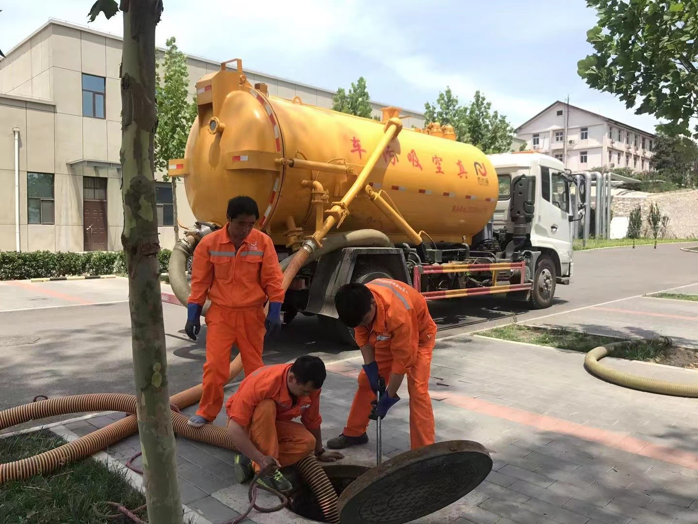 三明管道疏通车停在窨井附近